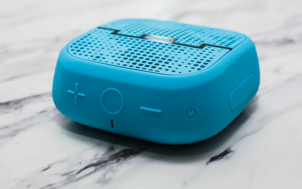 Ultra-portable Bluetooth speaker for outdoor handheld gaming